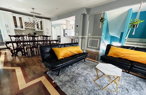 Watertown House | 4 Bed 2 full Bath Sleeps 4-8 comfortably - Luxury Charm By the Charles