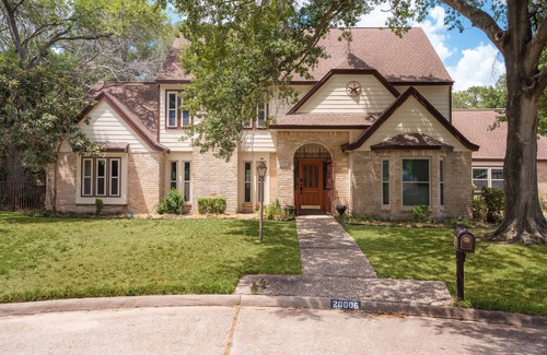 Barker House | 4 bed/3.5 bath home away from home in Katy, Texas.