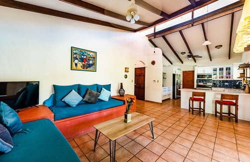Palm Beach Estates Villa | 4 bed/4 bath w pool and rooftop patio 50m from Beach in Grande