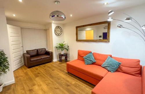 Longcroft House | 4 Bed complete Home in Edinburgh Near Airport