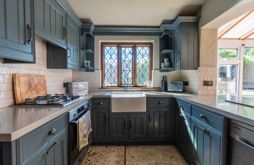 Caerleon Cottage | 4 Bed Cottage - Sleeps 8 - Pets - Garden - Parking