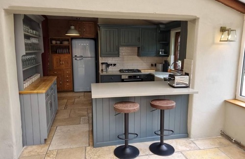 Caerleon Cottage | 4 Bed Cottage - Sleeps 8 - Pets - Garden - Parking