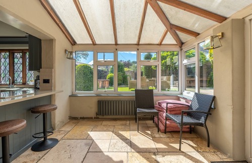 Caerleon Cottage | 4 Bed Cottage - Sleeps 8 - Pets - Garden - Parking