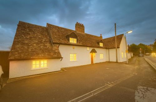 Wyboston House | 4 Bed Cottage with Hot Tub near Wyboston Lakes