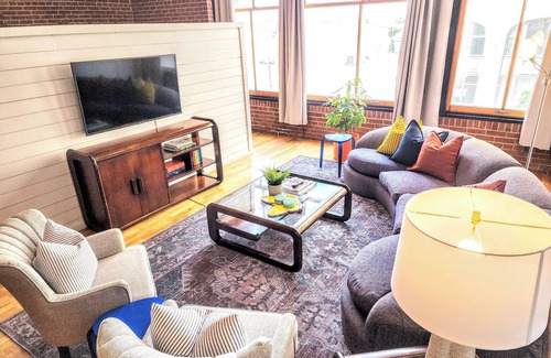Downtown West Apartment | 4 Bed DWTN Loft✦Sleep 8✦Walk to Attractions✦W/D
