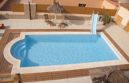 Caleta de Fuste Villa | 4 Bed Villa in Town, 10m Pool, Kid Slide, Pool Fence, BBQ, Outdoor Lounges