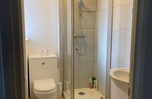 Chaucer Apartment | 4 Bed Flat - Sleeps 10 - Pets - Parking