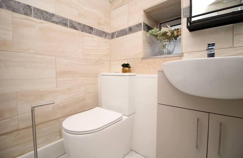 Castle Apartment | 4 Bed Flat - Sleeps 4 - Parking - Wifi