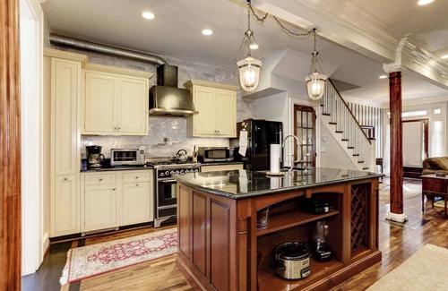 Northwest House | 4-Bed Historic Row House in Woodley Park – 2 Blocks to Metro- Parking Included!n