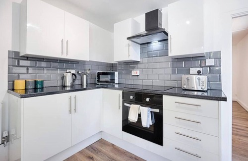 Castle House | 4 Bed House - Sleeps 11 - Pets - Parking - Wifi