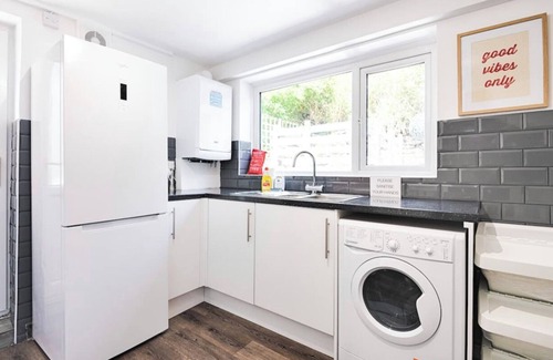 Castle House | 4 Bed House - Sleeps 11 - Pets - Parking - Wifi