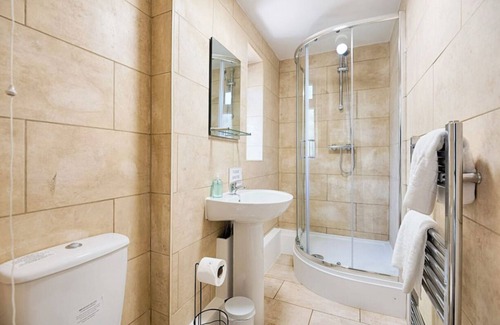 Castle House | 4 Bed House - Sleeps 11 - Pets - Parking - Wifi