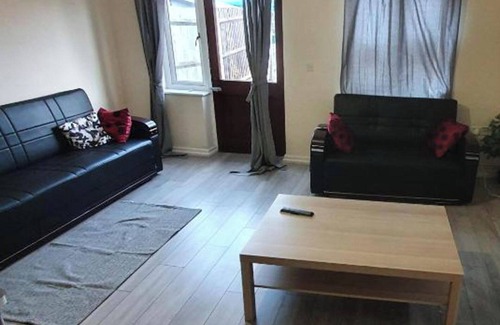 Evelyn House | 4 Bed House Sleeps 12 - Private Garden - Parking