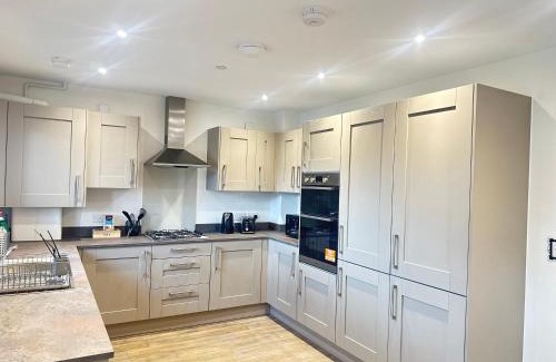 Wolverhampton House | 4 Bed House - Sleeps 7 - Pets - Parking - Wifi