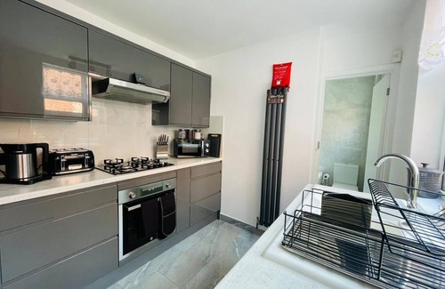 Luton House | 4-Bed House Sleeps 7 with Garden