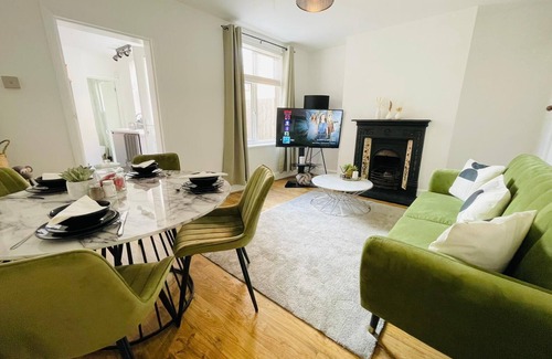 Luton House | 4-bed House Sleeps 7 With Garden