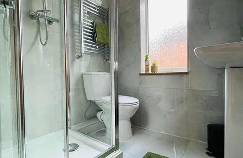 Luton House | 4-bed House Sleeps 7 With Garden