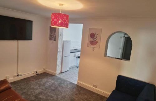 Gillingham House | 4 Bed House - Sleeps 8 - Garden - Parking - Wifi