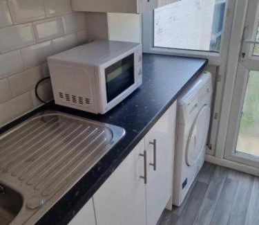 Gillingham House | 4 Bed House - Sleeps 8 - Garden - Parking - Wifi