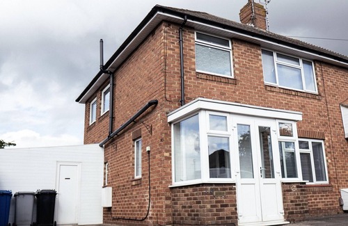 Burton Latimer House | 4-Bed House Sleeps 8 -Private Garden -Free Parking