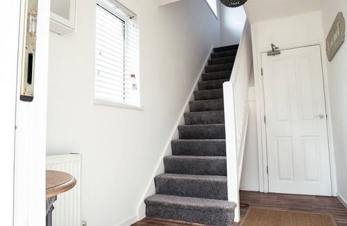 Burton Latimer House | 4-Bed House Sleeps 8 -Private Garden -Free Parking