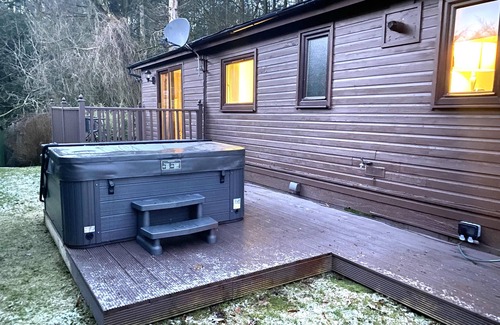Beattock Cabin | 4 Bed House - Sleeps 9 - HotTub - Parking