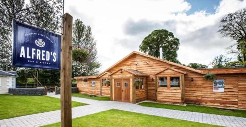 Beattock House | 4 Bed House - Sleeps 9 - HotTub - Parking