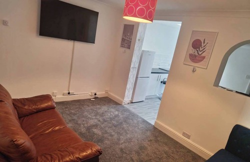 Gillingham House | 4 Bed House - Sleeps 8 - Parking - Wifi