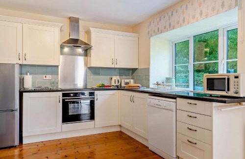 Maiden Newton House | 4 Bed in Dorchester 92413