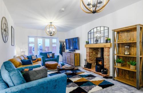 Holt House | 4 Bed in Holt 79034