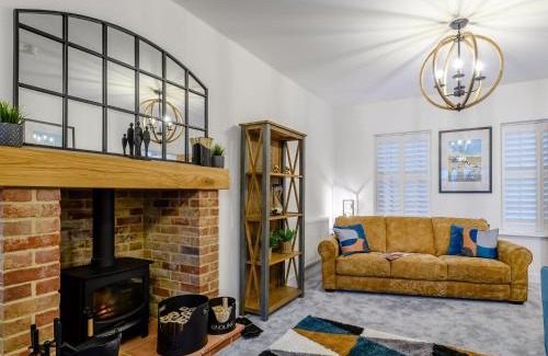 Holt House | 4 Bed in Holt 79034