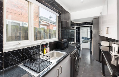 Birmingham House | 4 Bed Large House + Parking