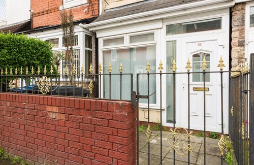 Birmingham House | 4 Bed Large House + Parking