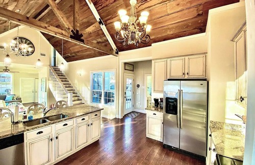 New Braunfels House | 4 Bed + Loft, Secret room, Hot Tub, backyard games