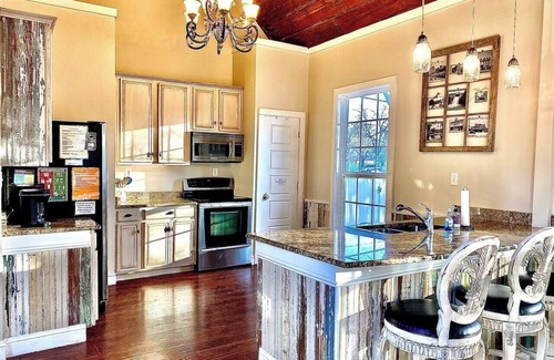New Braunfels House | 4 Bed + Loft, Secret room, Hot Tub, backyard games