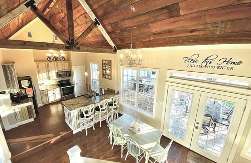 New Braunfels House | 4 Bed + Loft, Secret room, Hot Tub, backyard games