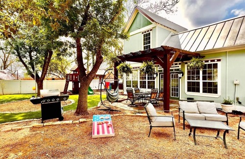 New Braunfels House | 4 Bed + Loft, Secret room, Hot Tub, backyard games