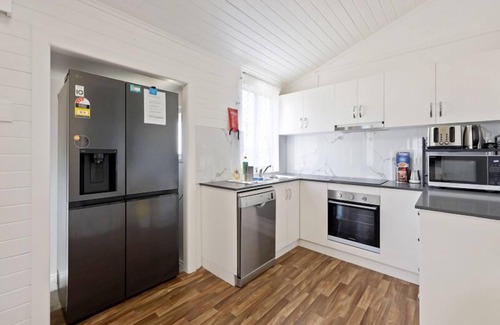Mackay House | 4-Bed QLDer: Deck+TV, 100m to Water Park & Caneland, 3 Car Parks. Sleeps 11