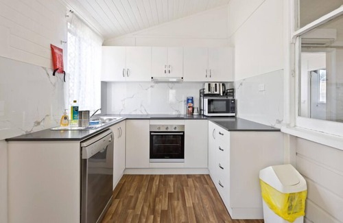 Mackay House | 4-Bed QLDer: Deck+TV, 100m to Water Park & Caneland, 3 Car Parks. Sleeps 11