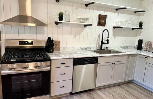 Royal Manor House | 4 Bed Ranch-Fire Pit-Pet & Kid Friendly-King Bed