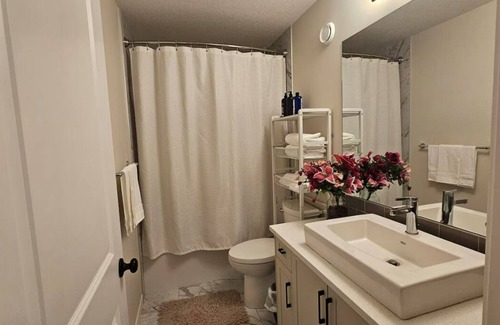 Chestermere House | 4 Bed room 3 Bathrooms home to stay in Chestermere, Alberta, Canada