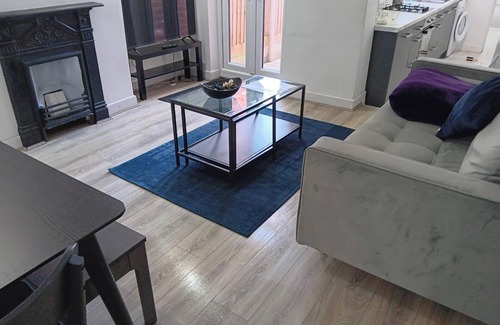 Birmingham House | 4 Bed-Sleeps 9-Private Garden-Free Parking