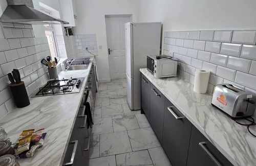 Birmingham House | 4 Bed-Sleeps 9-Private Garden-Free Parking