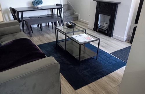 Birmingham House | 4 Bed-Sleeps 9-Private Garden-Free Parking