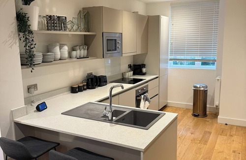 Salford House | 4 bed town house, hot tub, roof terrace, 10 min from city centre