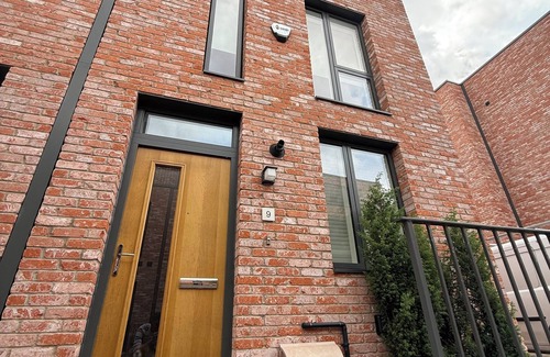 Salford House | 4 bed town house, hot tub, roof terrace, 10 min from city centre
