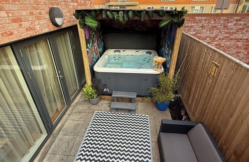 Salford House | 4 bed town house, hot tub, roof terrace, 10 min from city centre