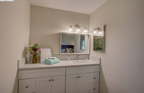 Union City House | 4 Bed Townhome with pool view /walk to shops