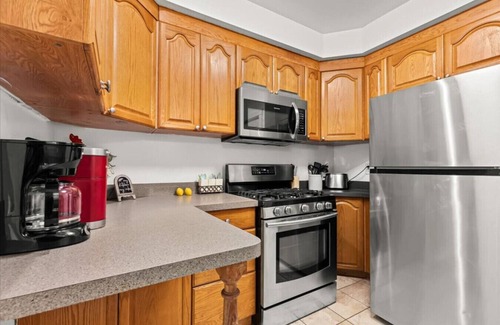 Dearborn House | 4 Bedroom 2 Bath Middle of it all Sleeps 8 plus