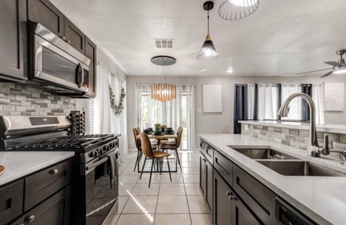 Kirby House | 4-bedroom-20 minutes from Airport & Riverwalk Space for everyone bring them all!